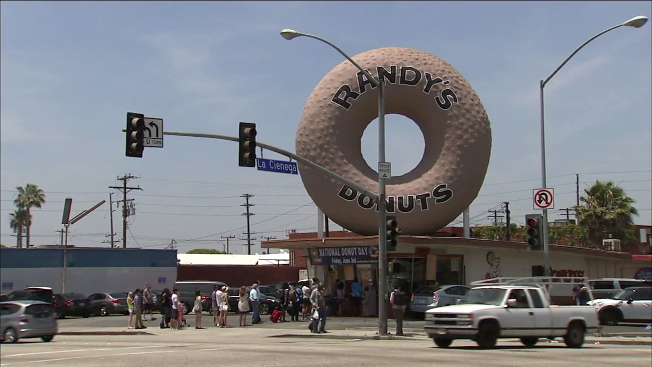 Al momento stai visualizzando Randy’s Donuts, il re delle ciambelle di Inglewood